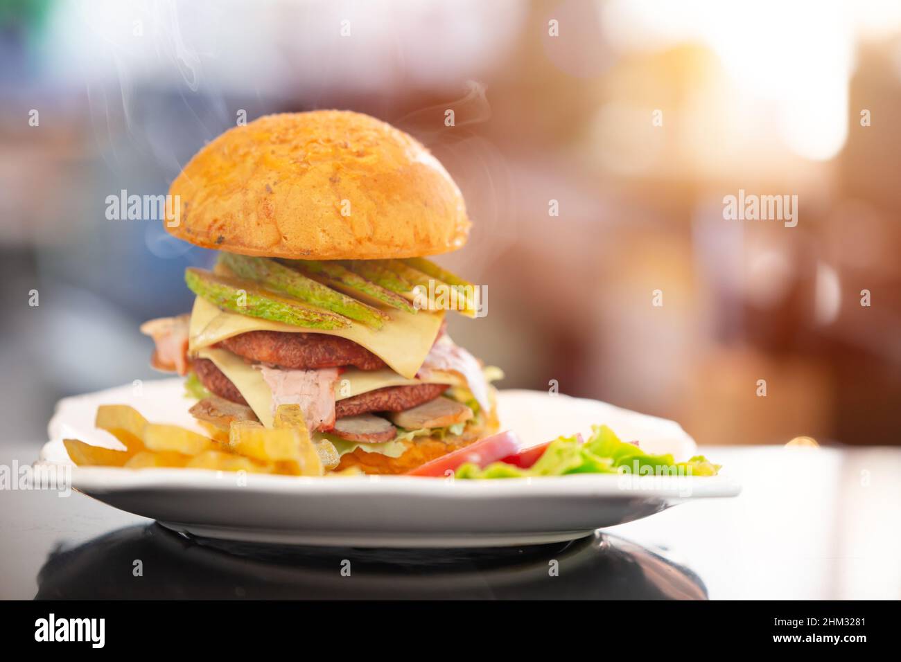 Hamburger- oder Cheeseburger-Gerichte im amerikanischen Stil, heiß, frisch, lecker und lecker Stockfoto