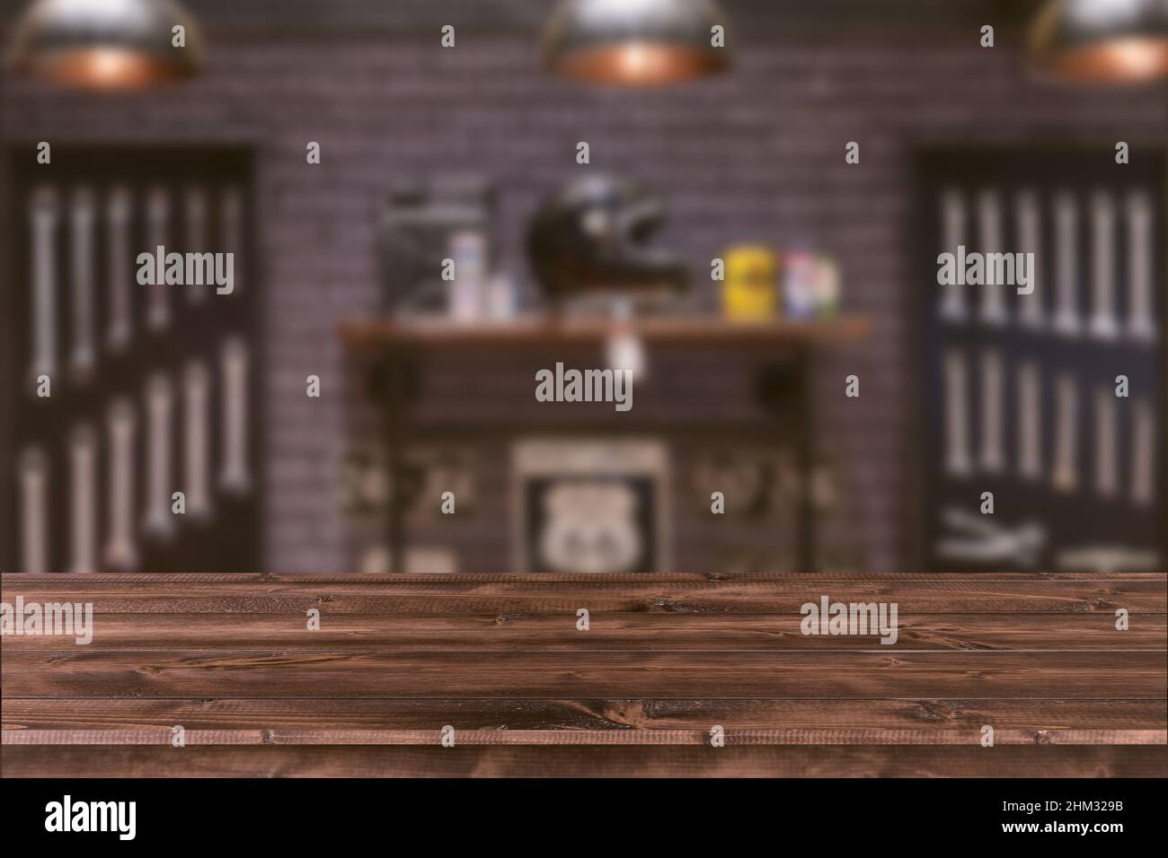 Blur Motorrad Werkstatt Schraubenschlüssel Werkzeuge auf Holz Raum für Produkte Montage Werbung Hintergrund. Stockfoto