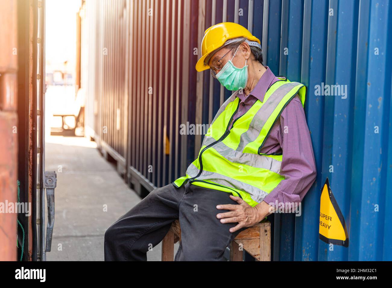 Ermüdungsalter Arbeiter schlaft bei der Arbeit von müder erschöpfter harter Arbeit Stockfoto