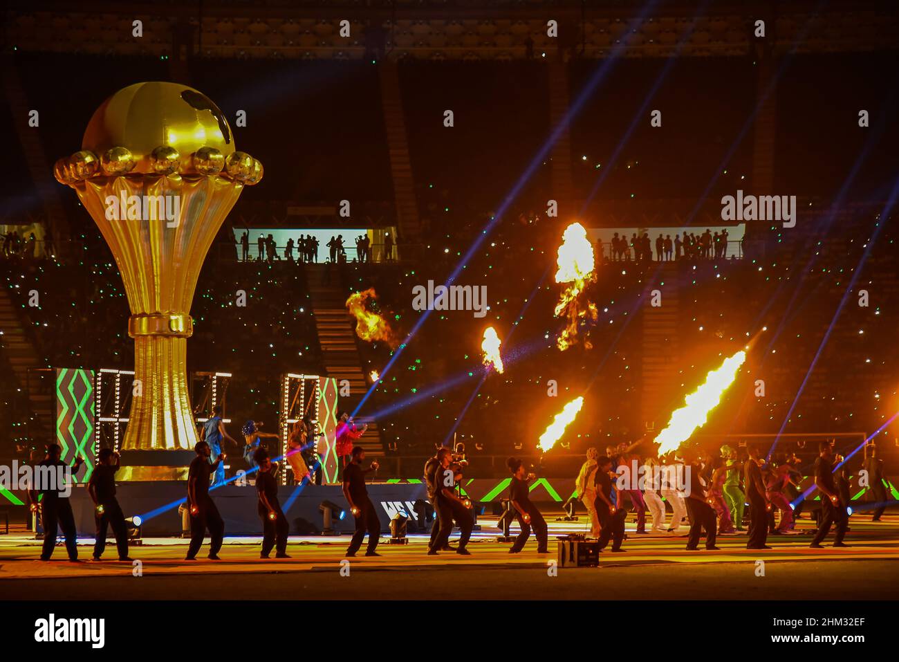 Yaounde. 6th. Februar 2022. Das am 6. Februar 2022 aufgenommene Foto zeigt eine kulturelle Parade und ein Feuerwerk während der Abschlusszeremonie für den Afrikanischen Cup der Nationen 33rd im Omnisport-Stadion Olembe, Yaounde, Kamerun. Quelle: Kepseus/Xinhua/Alamy Live News Stockfoto