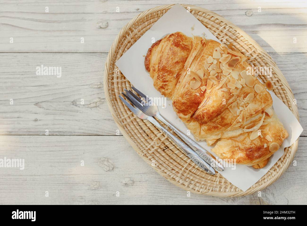 Croissant lecker leckeres hausgemachtes französisches Brot auf Holz Hintergrund. Stockfoto