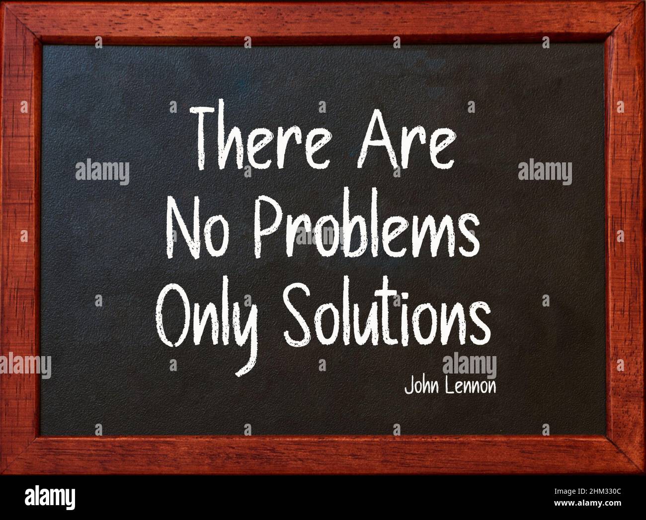 Es gibt keine Probleme, sondern nur Lösungen. Motivierendes Zitat von John Lennon an der Tafel. Stockfoto