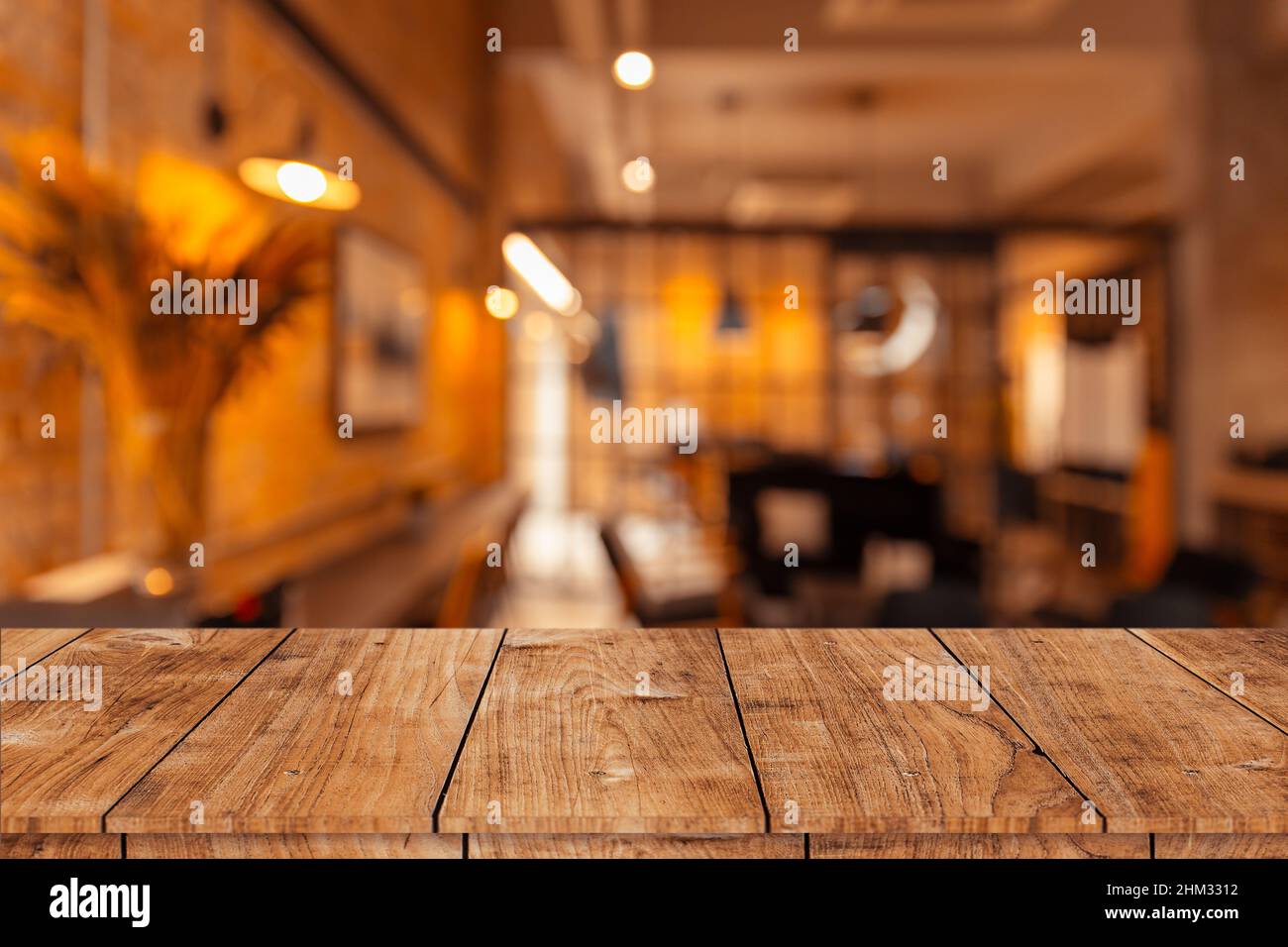 Modernes Luxus-Büro-Café oder Café-Restaurant mit Holztischplatte für Produkte Montage Hintergrund Stockfoto