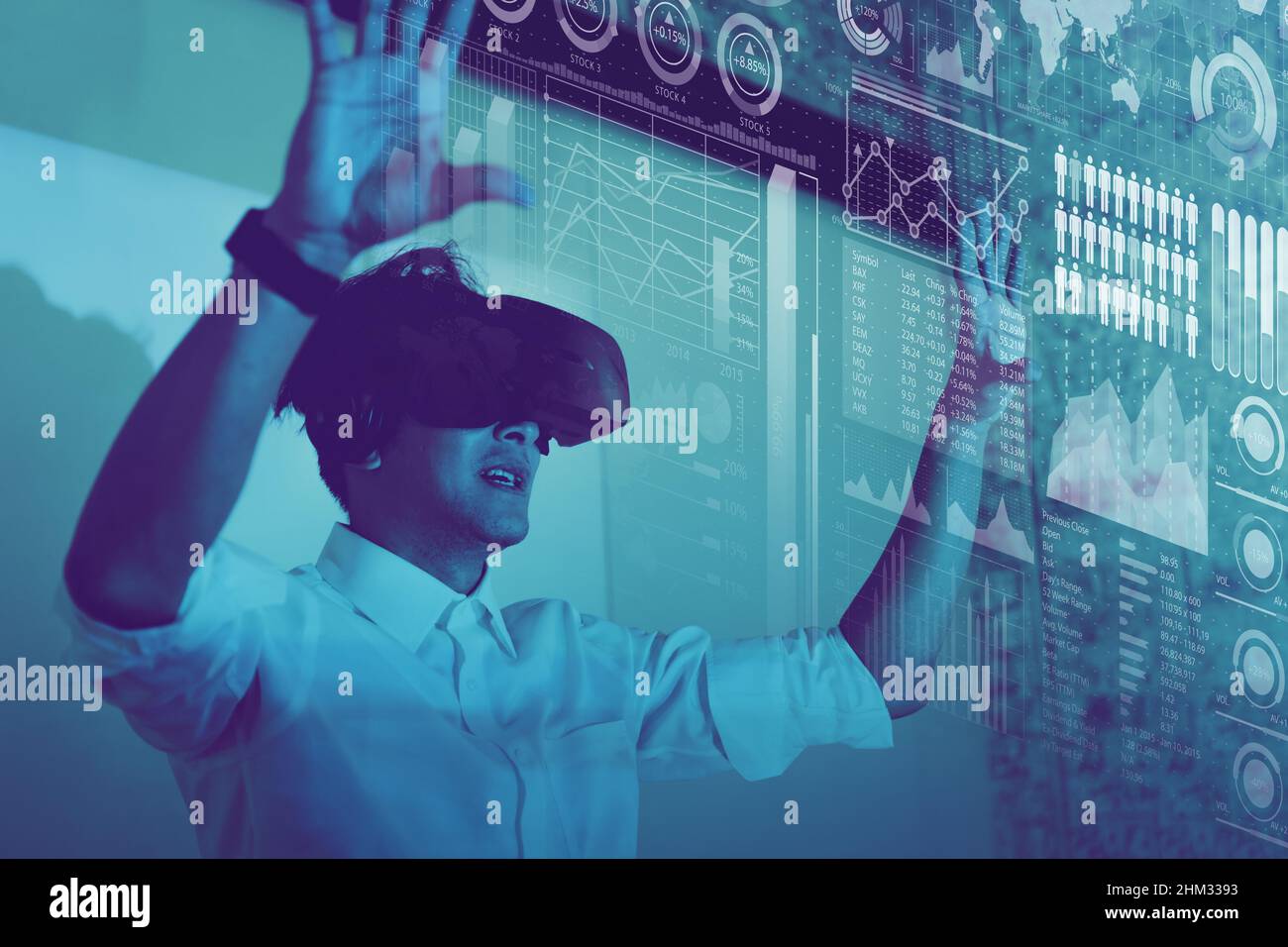 Ein Geschäftsmann, der die VR-Technologie verwendet, zeigt visuelle Hologramm-Informationen für das Unternehmen an Stockfoto