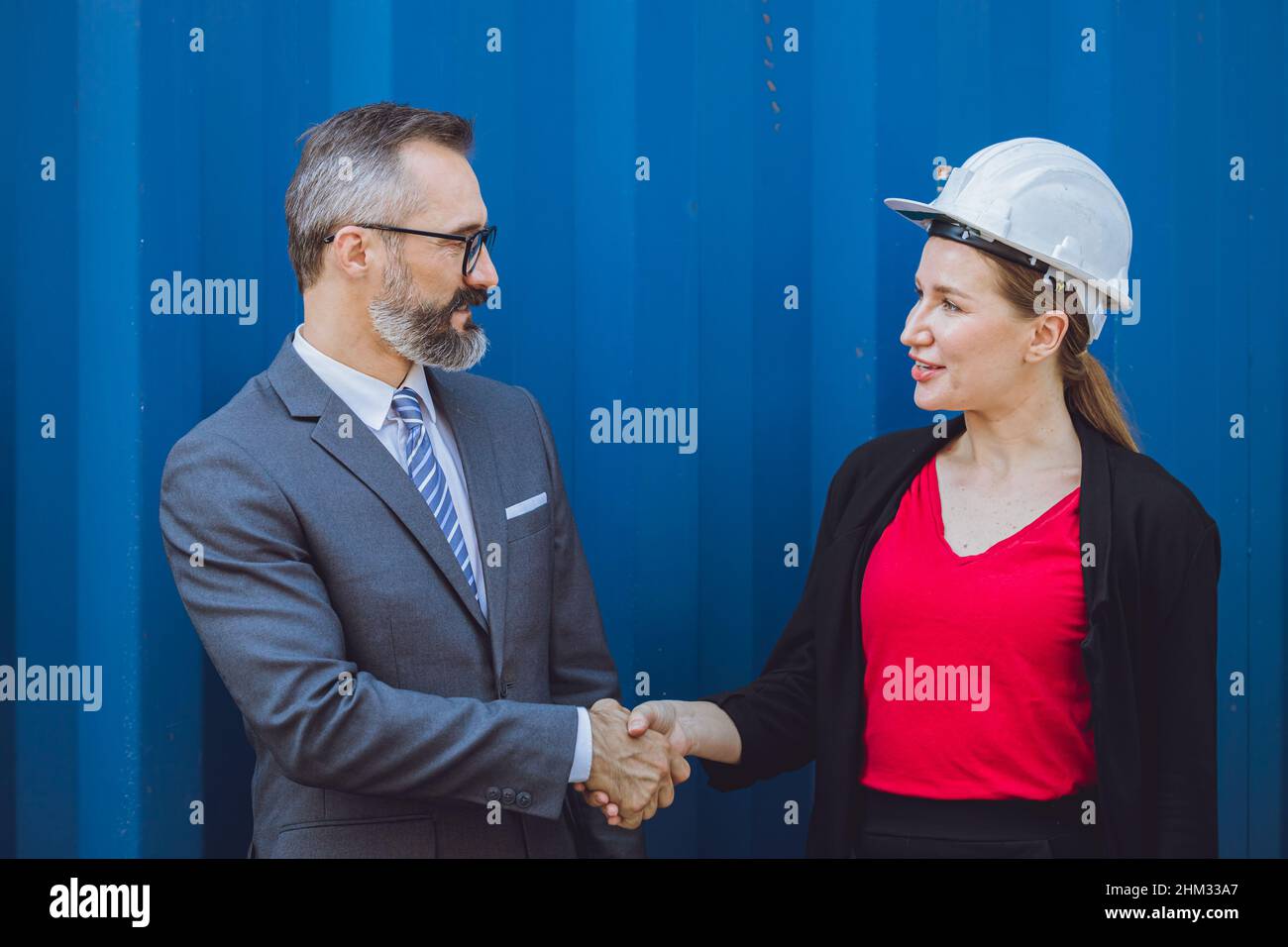 Professioneller Geschäftsmann Investor Handshake Deal Projekt mit arbeitenden Frau in der Ingenieurindustrie Stockfoto