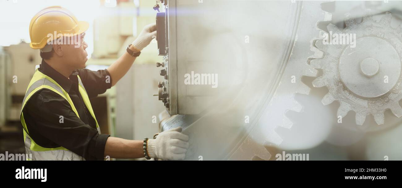 Professionelle Arbeit Mann Ingenieur Arbeiter betreiben Wartungsmaschine in der Industrie Fabrik breiten Raum für Banner Hintergrund Stockfoto
