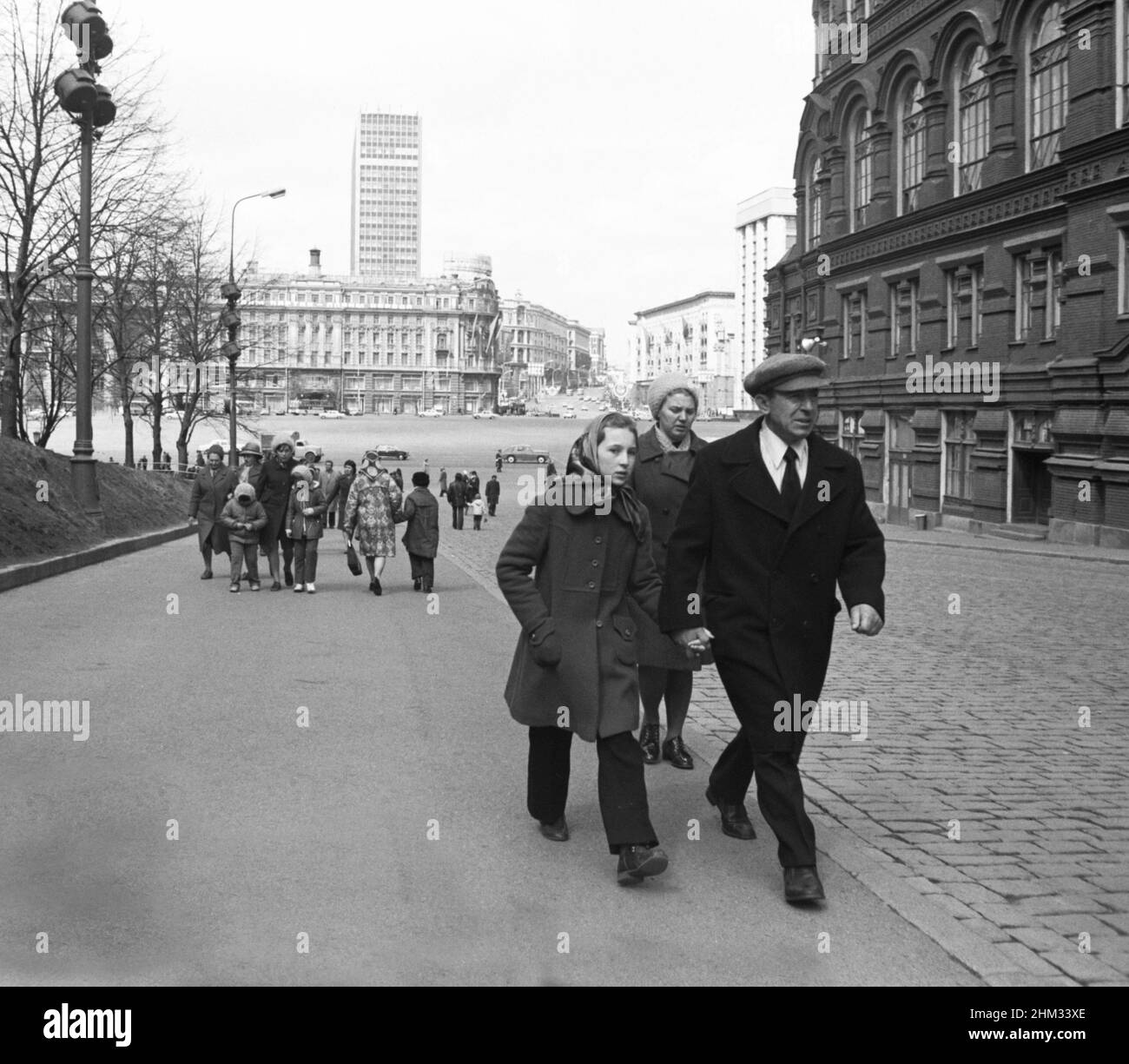 Familie auf einem Spaziergang, Moskau, Russland, UdSSR, April 1976 Stockfoto