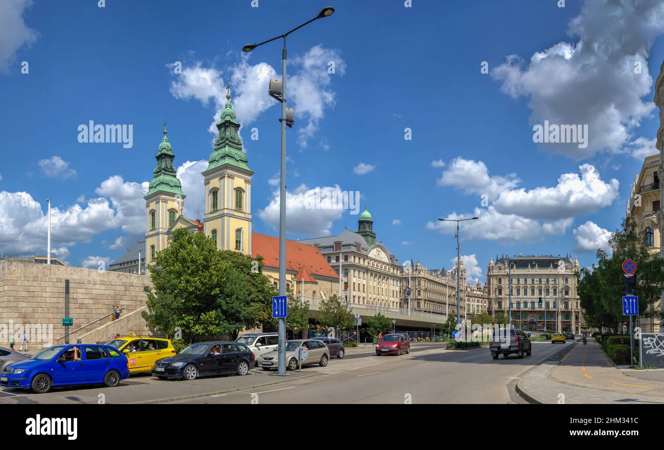 Budapest, Ungarn 21.08.2021. Budapest Mutterkirche der Jungfrau Maria von der Himmelfahrt in der Innenstadt an einem sonnigen Sommertag Stockfoto