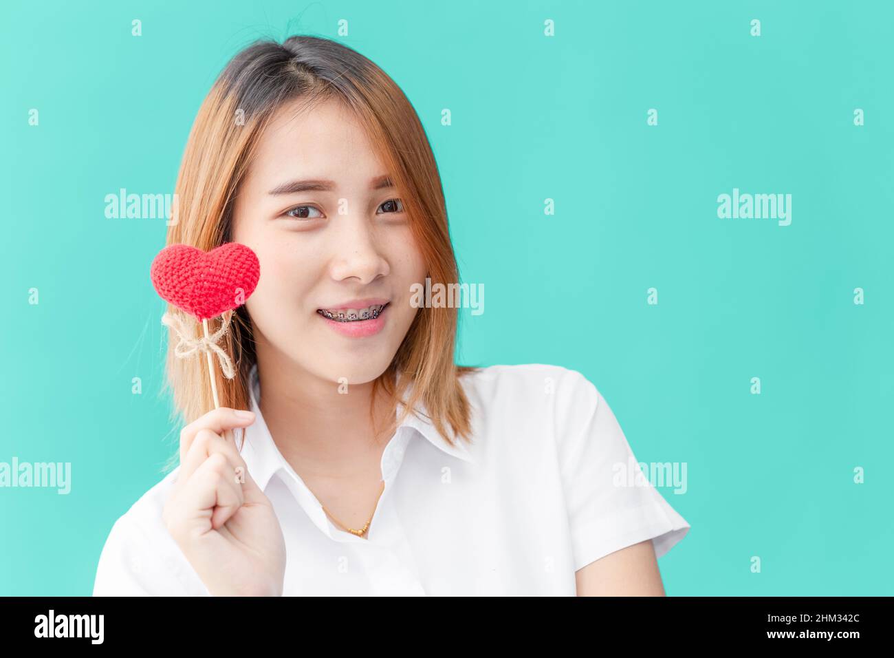 Niedlich lächelnd asiatische Mädchen Universität teen schön mit Liebe Herz Raum für Text Stockfoto
