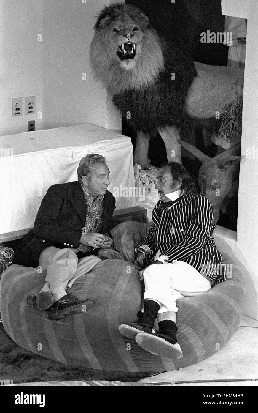 Salvador DALI Charles Trenet französischer Sänger Peintre génius von Surréalism spain Cadaqués Port Lligat Porträt Stockfoto