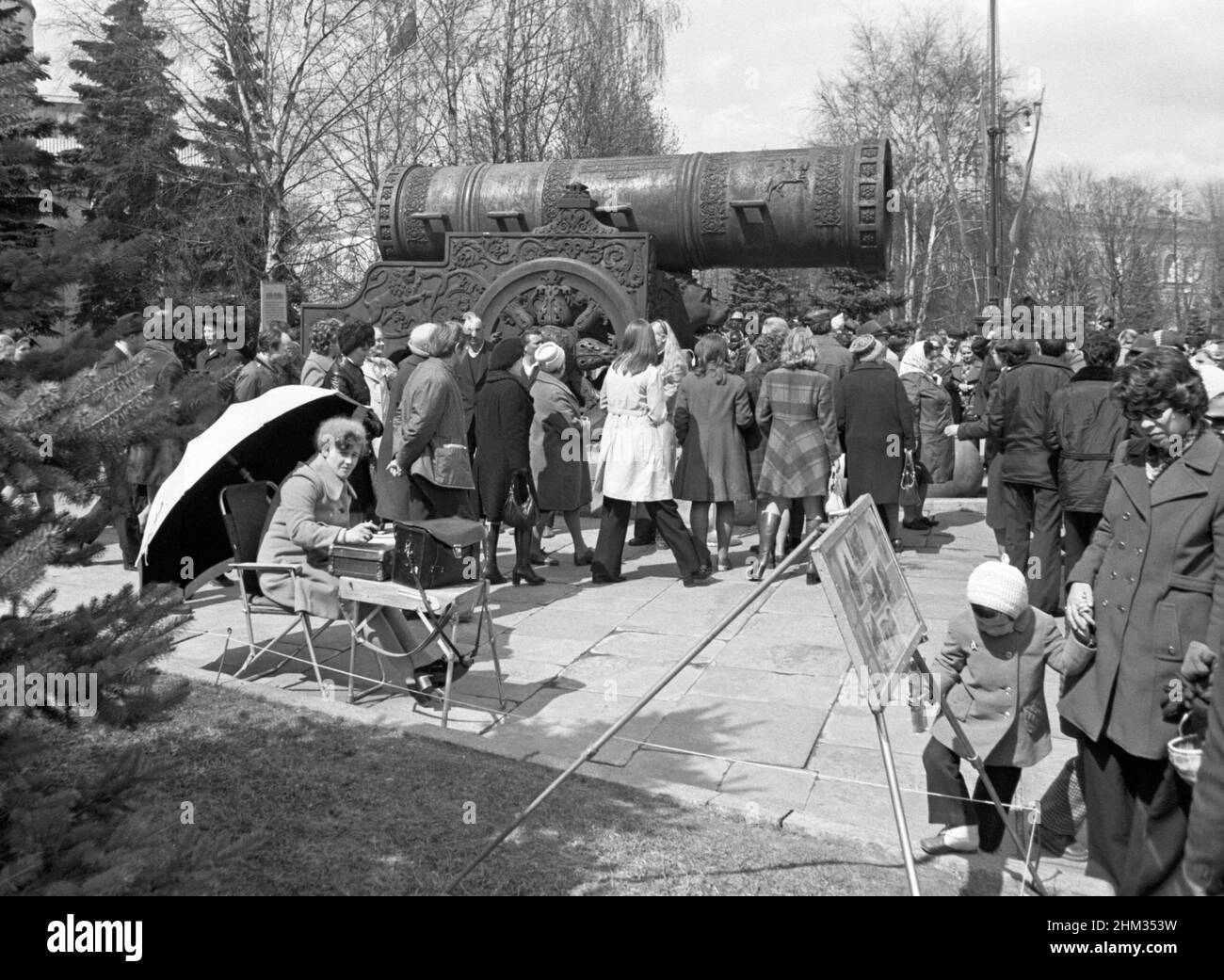 Die Menschen betrachten die Zar-Kanone, Moskau, Russland, UdSSR, April 1976 Stockfoto