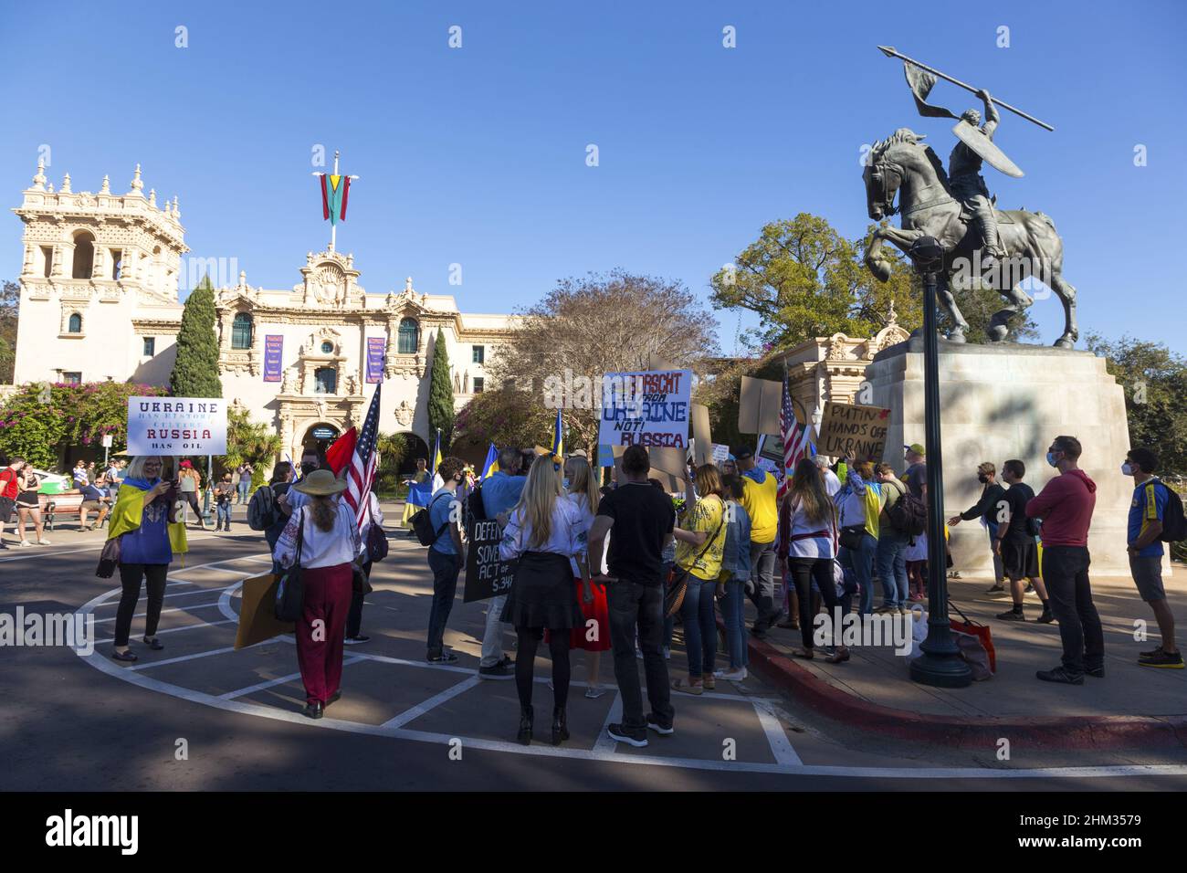 Stand mit Ukraine Rallye im San Diego Balboa Park. Ukrainische Volksgruppe versammelt sich in friedlicher Protestaktion gegen die russische Militärininvasion Stockfoto