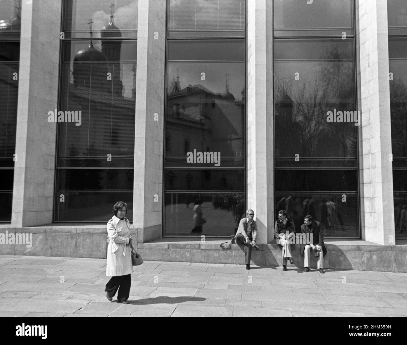 Menschen gehen im Kreml, Moskau, Russland, UdSSR, April 1976 Stockfoto