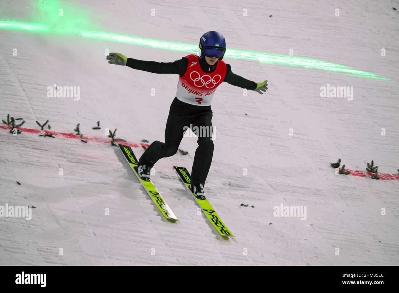 ZHANGJIAKOU, CHINA - 6. FEBRUAR 2022 - der ukrainische Skispringer Yevhen Marusiak nimmt an den Men's Normal Hill Einzelveranstaltungen im Zhangjiakou Na Teil Stockfoto