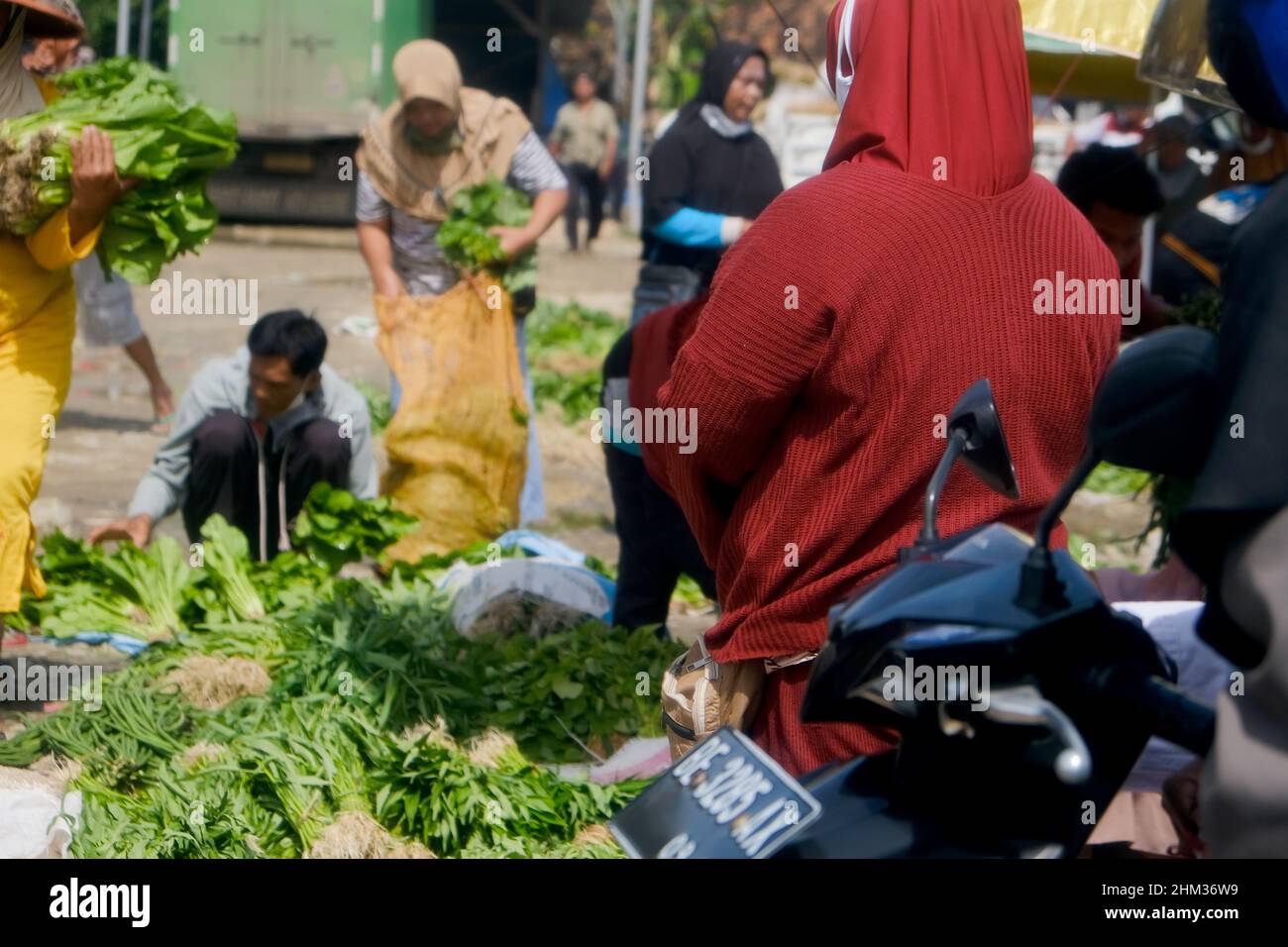 Lampung, Indonesien, Februar 06 2022- Fokus auf rückständige Menschen. Kauf- und Verkaufsaktivitäten auf traditionellen Märkten Stockfoto