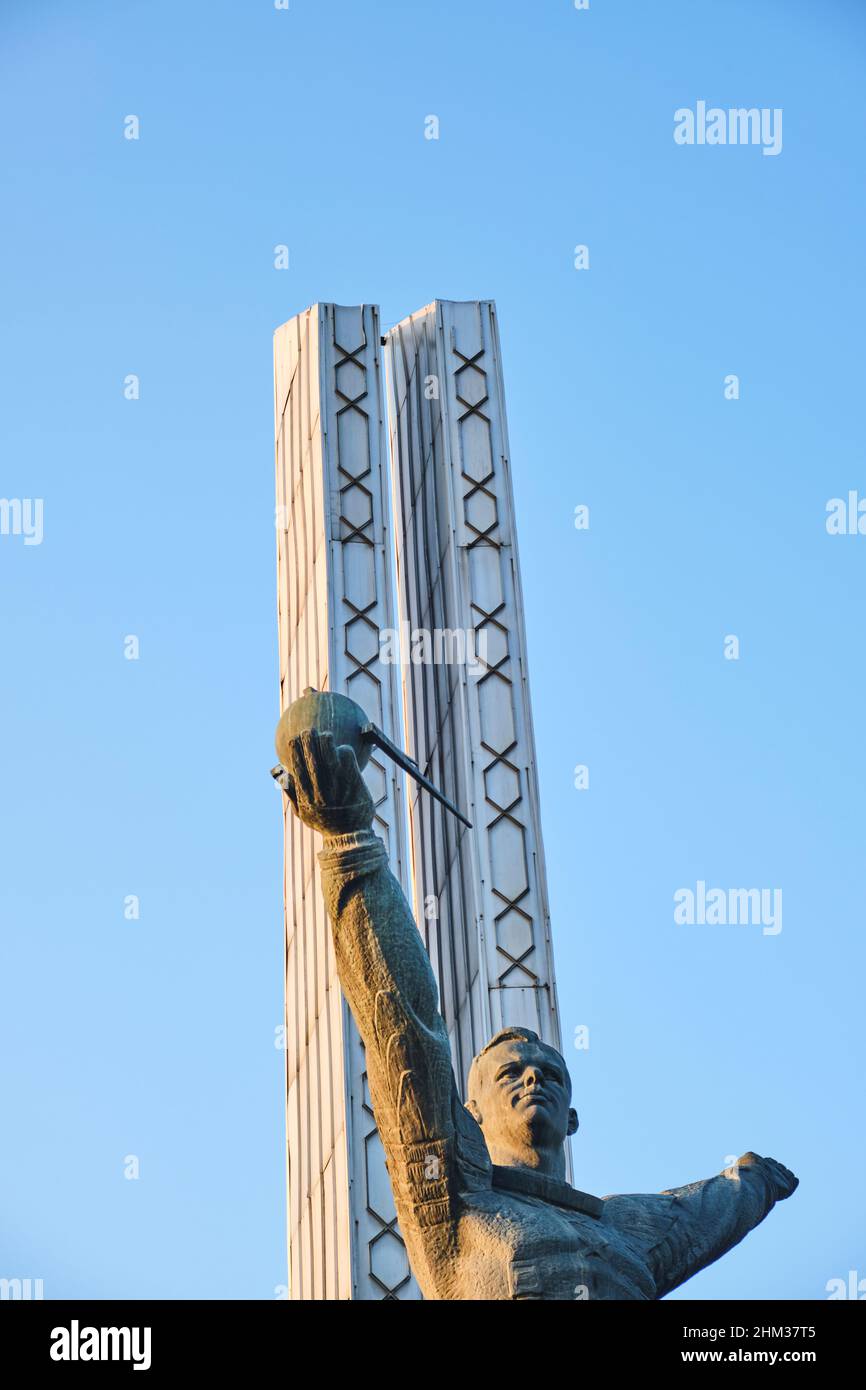 Eine Bronze-Metallstatue eines stehenden Juri Gagarin, des ersten russischen Mannes im Weltraum. Er hält ein Modell des Sputnik-Satelliten. In Taschkent, Usbekistan Stockfoto