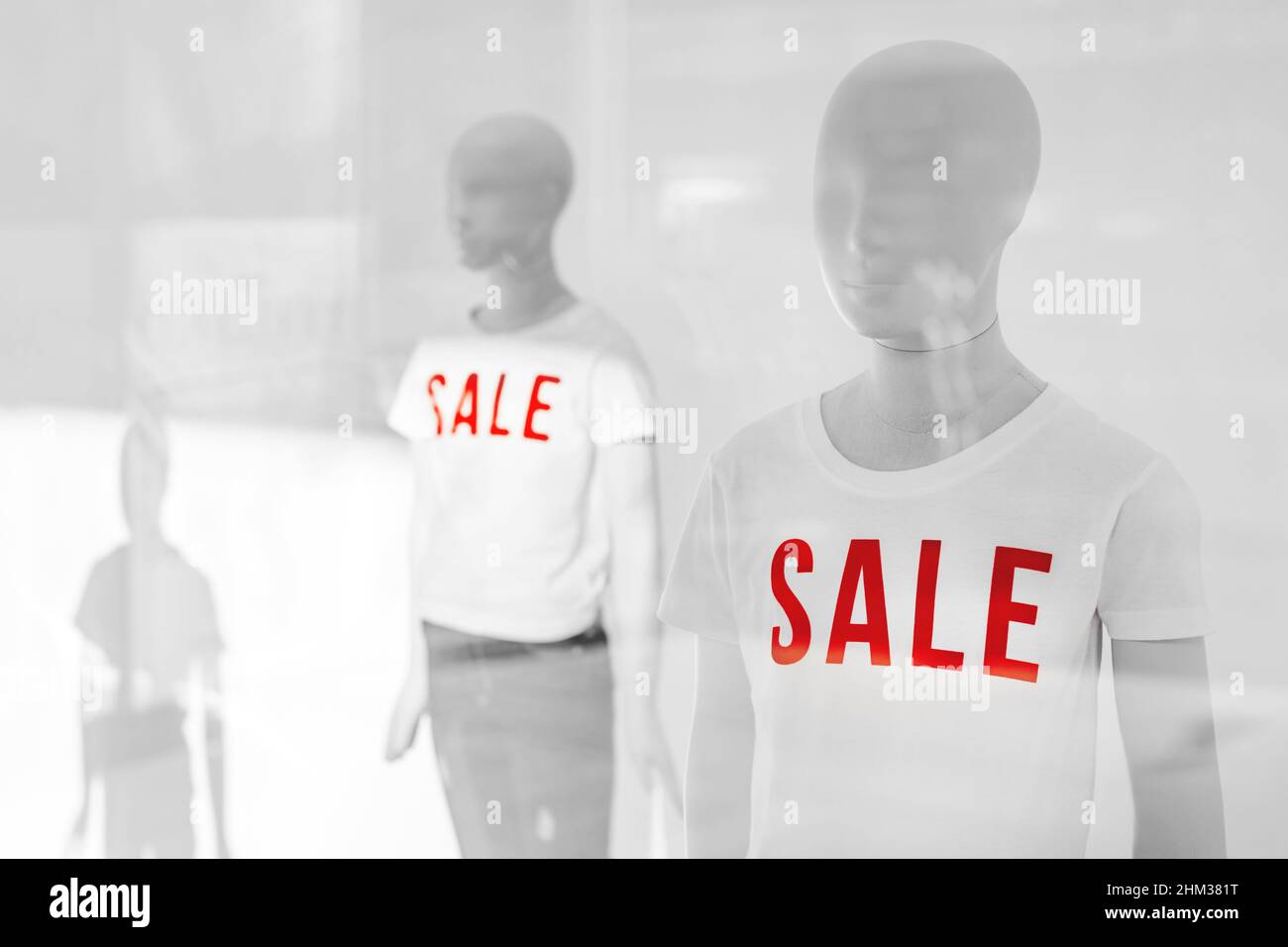 Schaufensterpuppe mit Verkauf T-Shirts in Mode Kleidung Shop-Fenster, selektive Fokus Stockfoto