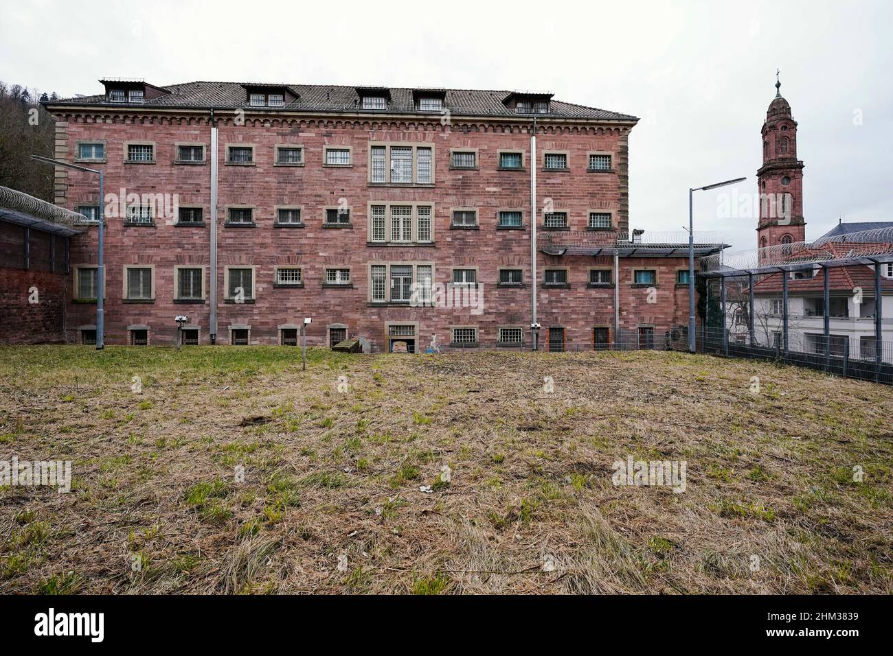 Heidelberg, Deutschland. 03rd. Februar 2022. Vor dem Gebäude des ehemaligen Gefängnisses 'Fauler Pelz' befindet sich ein Freiraum. Quelle: Uwe Anspach/dpa/Alamy Live News Stockfoto