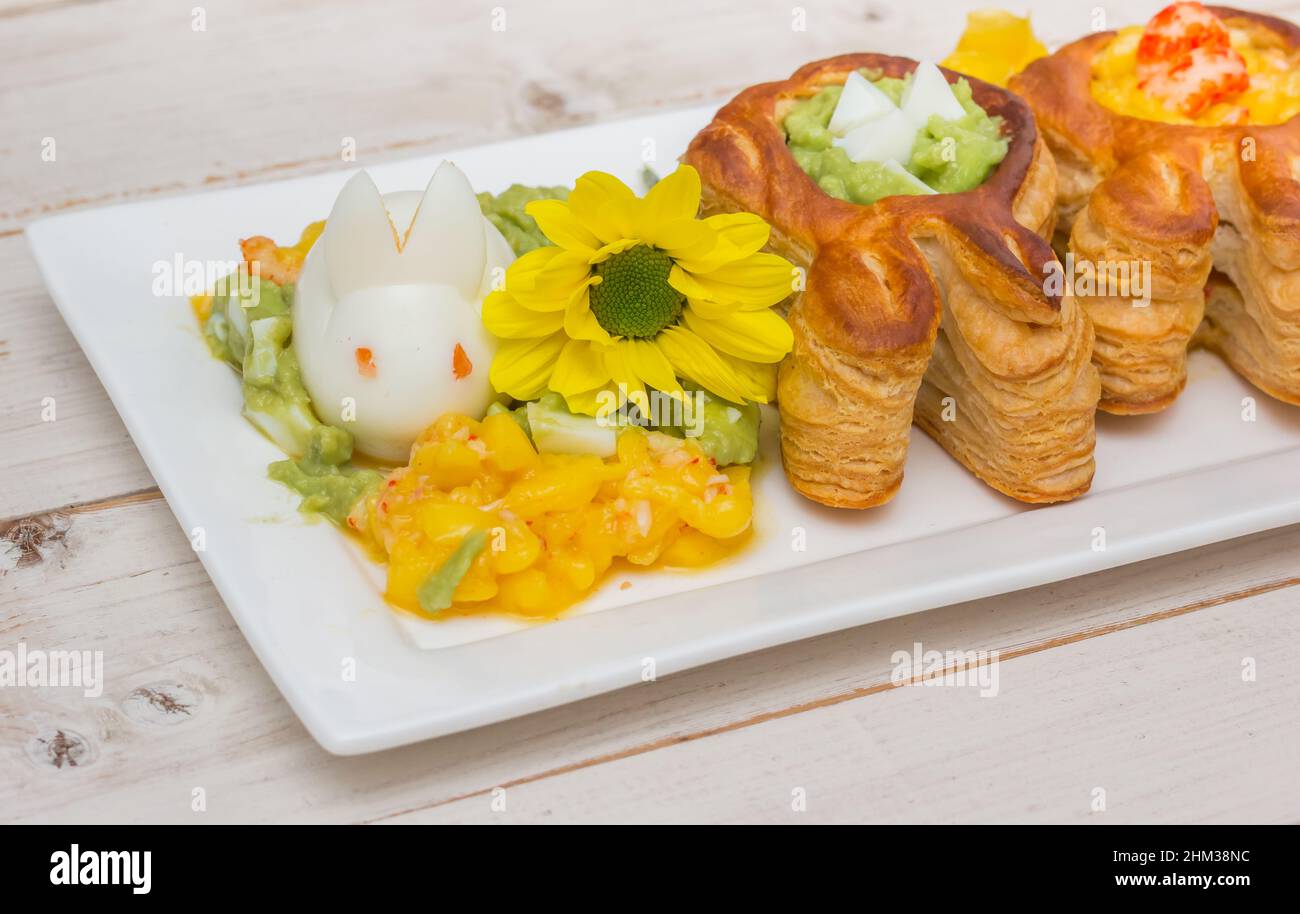 Blätterteig-Vol-au-Vents in Form eines osterhasen, gefüllt mit Mango- und Avocado-Mousse Stockfoto