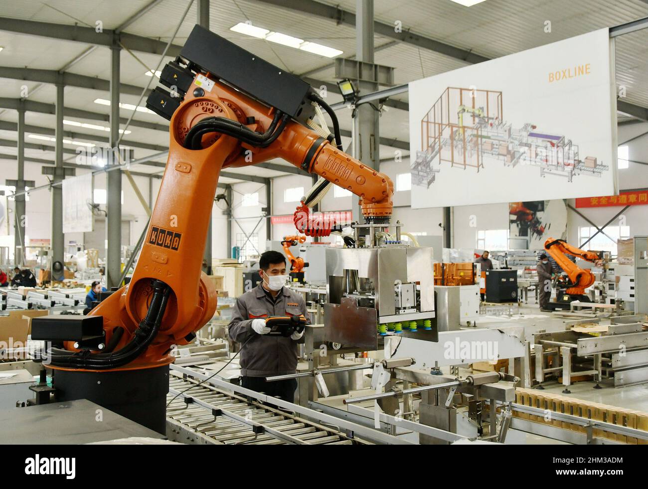 HANDAN, CHINA - 7. FEBRUAR 2022 - Ein Mitarbeiter testet den Greifer eines Industrieroboters bei Hebei Gaojing Electric Equipment Co., LTD in Yongnian in Stockfoto