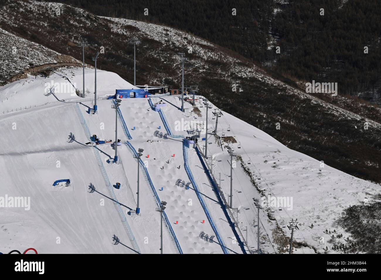 Uebersicht Sportstaette, Gesamtansicht, 6. FEBRUAR 2022 - Freestyle Skiing : Women's Moguls Final während der Olympischen Winterspiele 2022 in Peking im Genting Snow Park in Zhangjiakou, Hebei, China. 2022. KEINE VERKÄUFE AUSSERHALB DEUTSCHLANDS ! Foto: Kenjiro Matsuo/AFLO via Sven Simon Photo Agency GmbH & Co. Press Photo KG # Princess-Luise-Str. 41 # 45479 M uelheim/R uhr # Tel 0208/9413250 # Fax. 0208/9413260 # Account 244 293 433 # GLSB Arrival # Account 4030 025 100 # BLZ 430 609 67 # E-Mail: svensimon@t-online.de # www.svensimon.net. Stockfoto