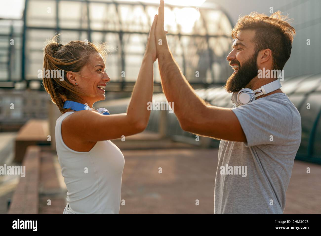 Porträt eines fröhlichen, sportlichen Paares, das trainiert und einen gesunden Lebensstil genießt. People Sport Konzept Stockfoto