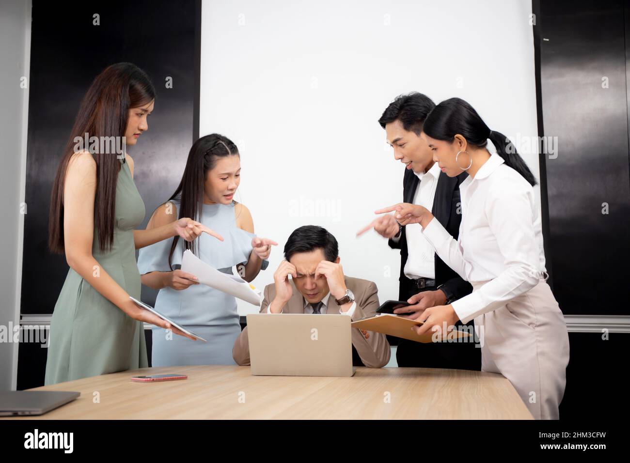 Mitarbeiter wütend und Mobbing Chef während Stress und Druck im Büro, Team Geschäftsleute ärgern sich mit Manager während der Konferenz in Unternehmen Stockfoto