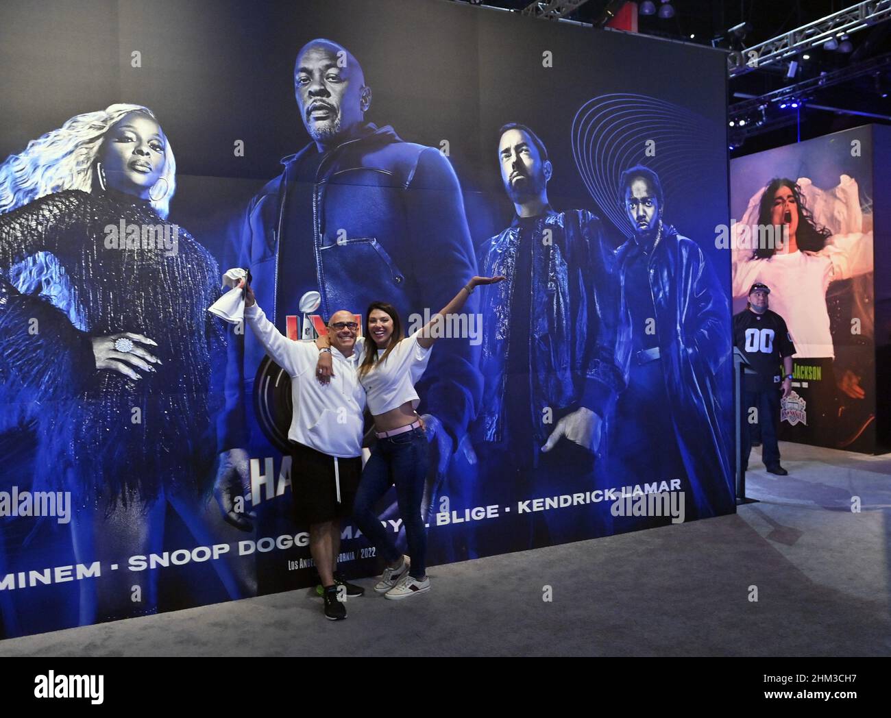 Los Angeles, Usa. 07th. Februar 2022. Die Besucher posieren vor einem Poster von Hip-Hop-Künstlern, die während der Super Bowl LVI die Halbzeit-Show durchführen werden, während sie in einer interaktiven Ausstellung im L.A. in die Geschichte der NFL eintauchen Convention Center in Los Angeles am Sonntag, den 6. Februar 2022. Die Los Angeles Rams und die Cincinnati Bengals treffen sich am Sonntag im Super Bowl LVI im SoFi Stadium in Inglewood, Kalifornien. Foto von Jim Ruymen/UPI Credit: UPI/Alamy Live News Stockfoto