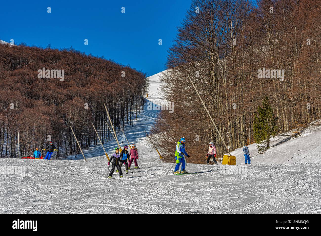 Kinderskischule im Skigebiet Aremogna. Roccaraso, Provinz L'Aquila, Abruzzen, Italien Stockfoto