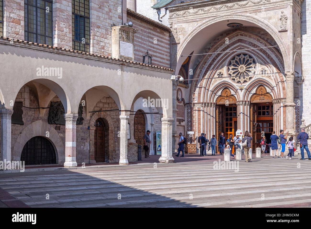 Eingang zur unteren Basilika San Francesco d'Assisi. Assisi, Provinz Perugia, Umbrien, Italien, Europa Stockfoto