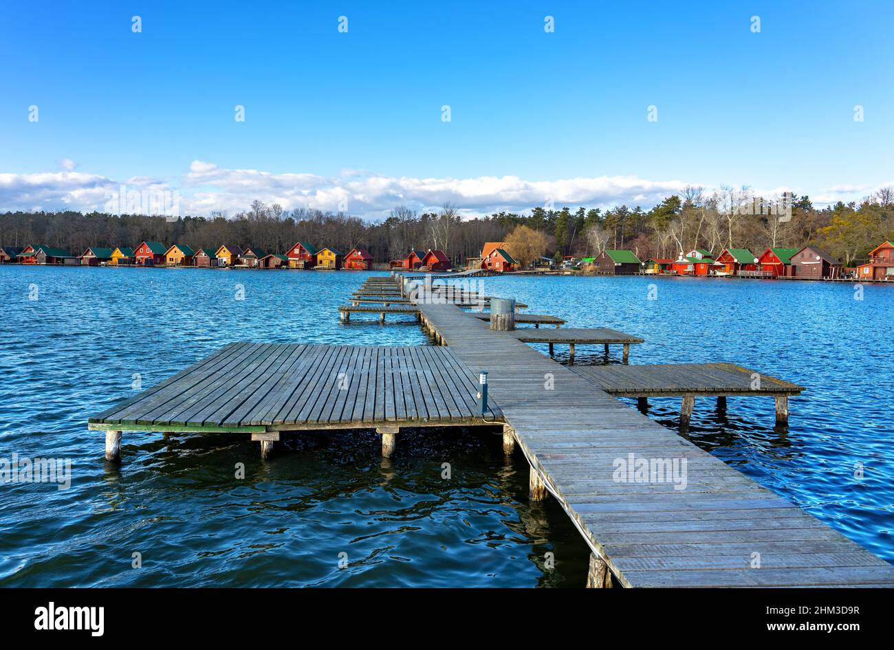 Derito zum See in Tata Ungarn mit niedlichen bunten Fischerhütten Stockfoto