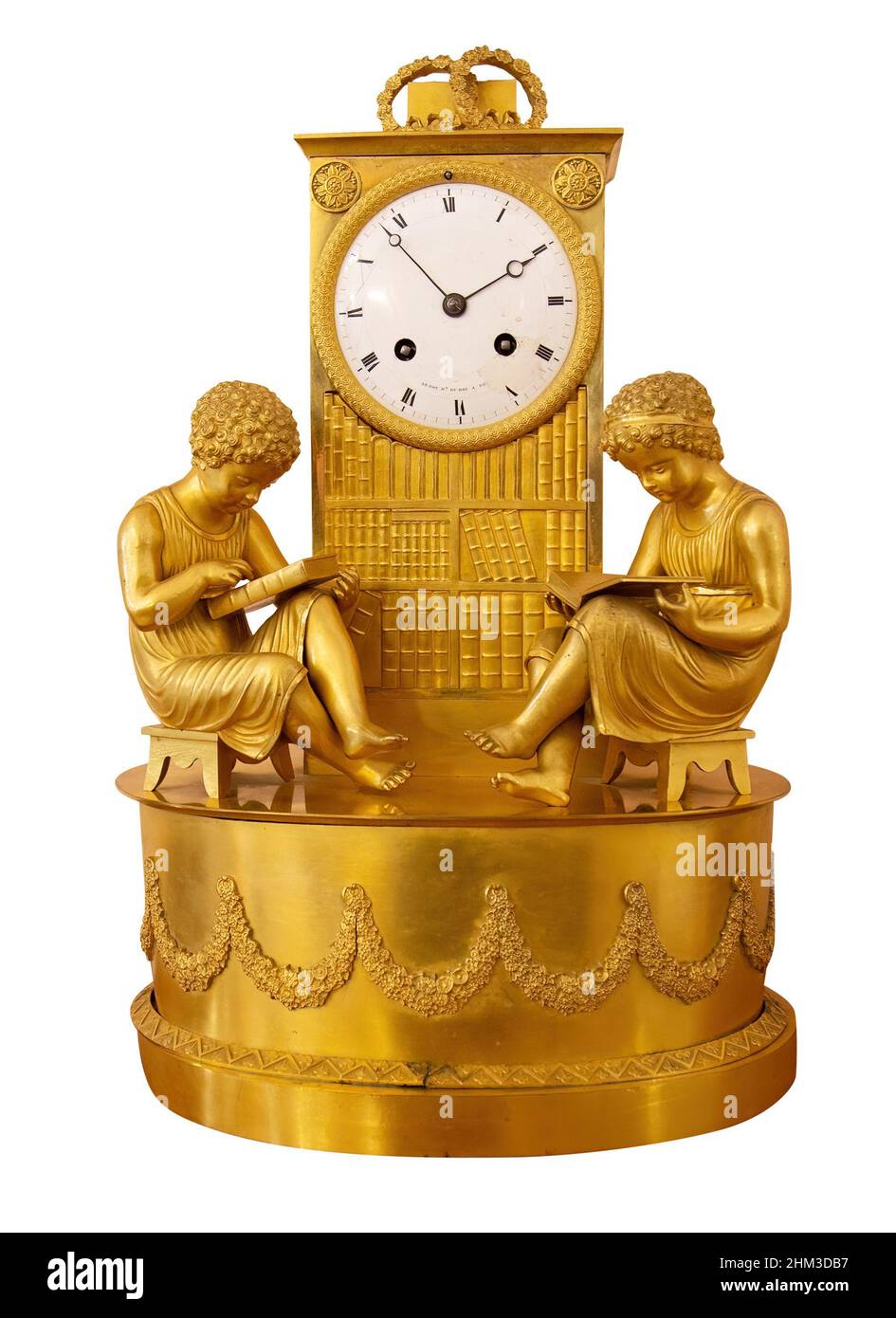 Venezianische Akzent Gold und Marmor skulpturale Uhr isoliert. Dekorative Golden Vintage Empire-Stil Dekorative Zeitstücke Statue für Wohnzimmer und Stockfoto