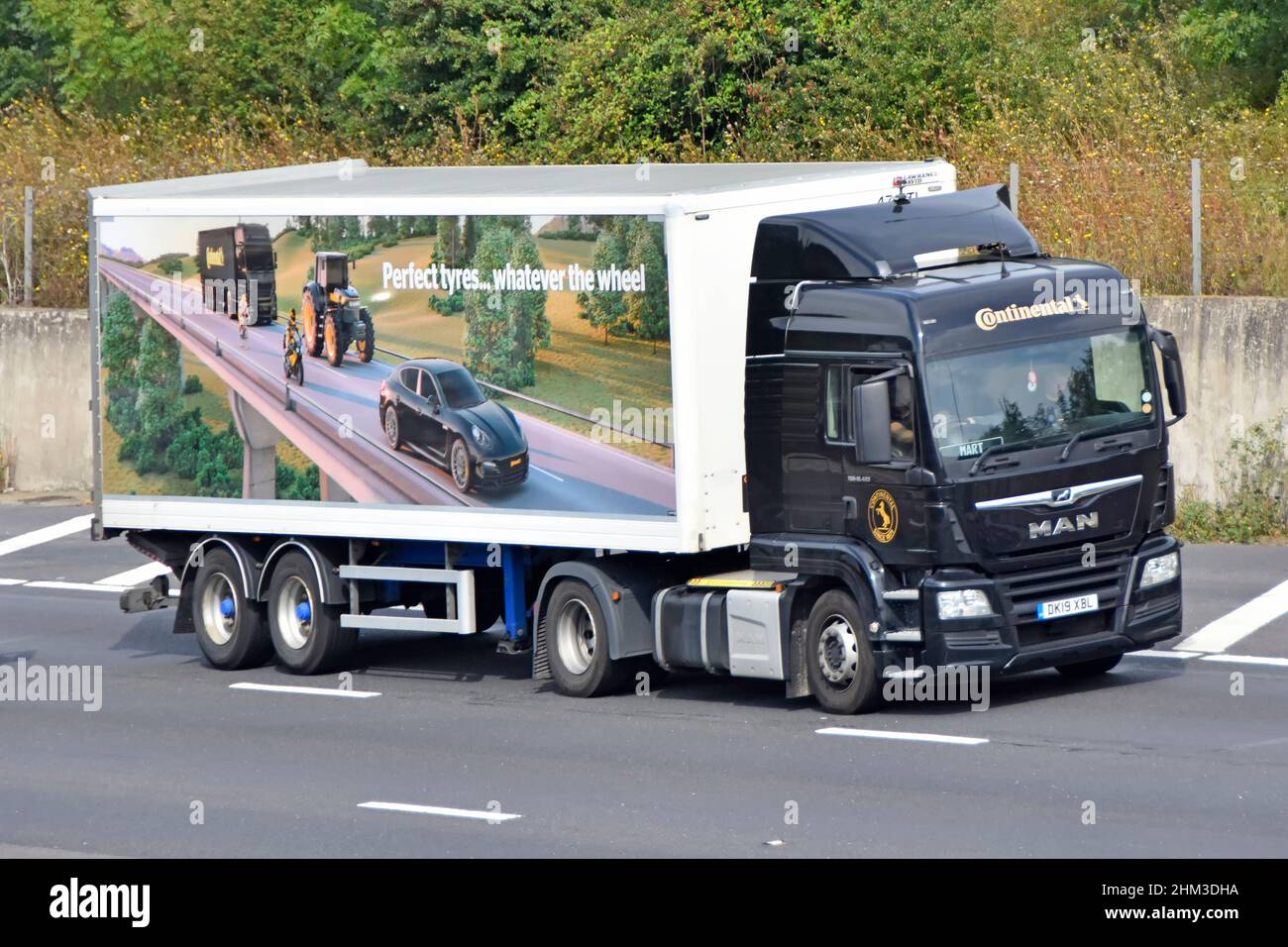 Continental Logo auf Fahrzeug Reifenlieferung & Lieferung Business MAN  starre Körper LKW LKW-Seite Werbung Reifen Grafik Beispiele gesehen Tauchen  UK Autobahn Stockfotografie - Alamy