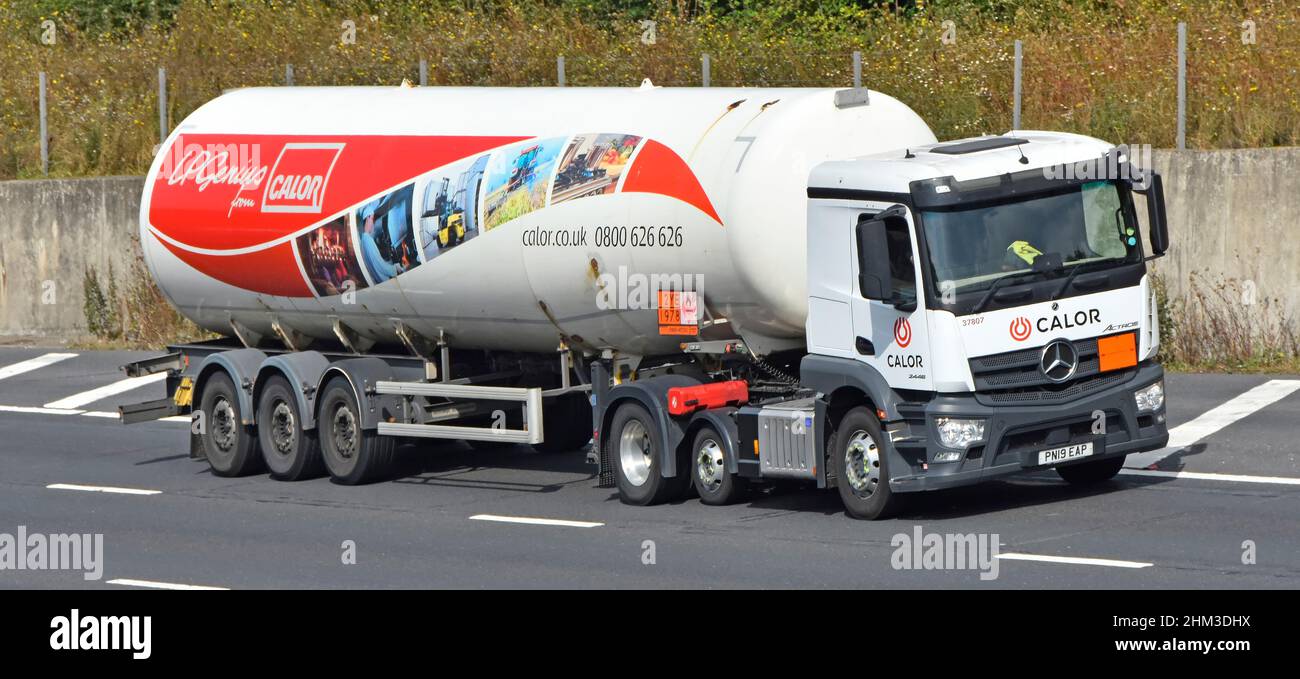 Calor Gas Business White Tanker & Werbung Grafiken Anhänger Lieferung LKW Hazchem Gefahrgut Warnschilder Englisch UK Autobahn Straße Stockfoto