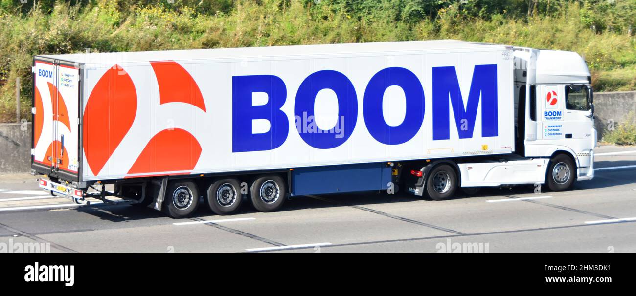Boom Transport Specialist Frozen & Chilled Supply Chain Business zwischen Niederlande England Anhänger Seitenansicht Werbung Name & Logo auf UK Autobahn Stockfoto