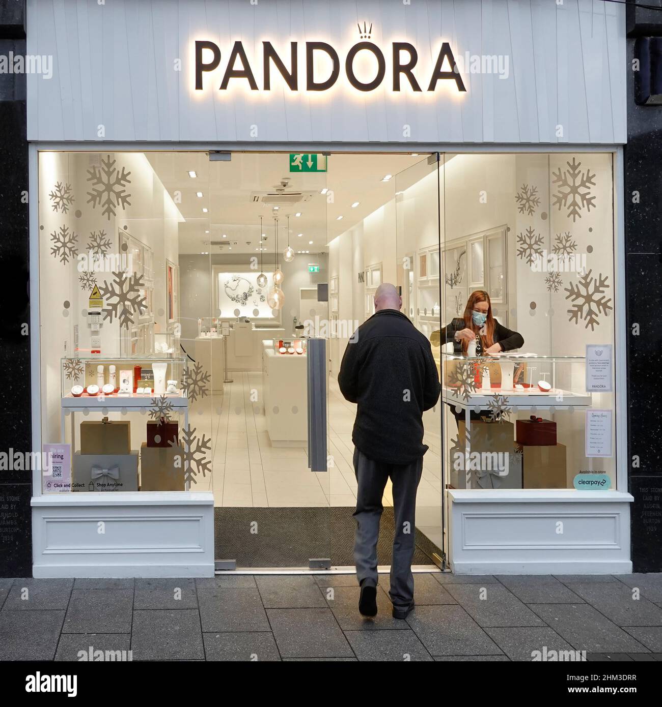Pandora Shop Front Weihnachten Innenraum Abend Lichter auf Sicht Mitarbeiter  passt Fenster Anzeige & Rückansichten der männlichen Käufer Kunden  außerhalb Großbritanniens Stockfotografie - Alamy