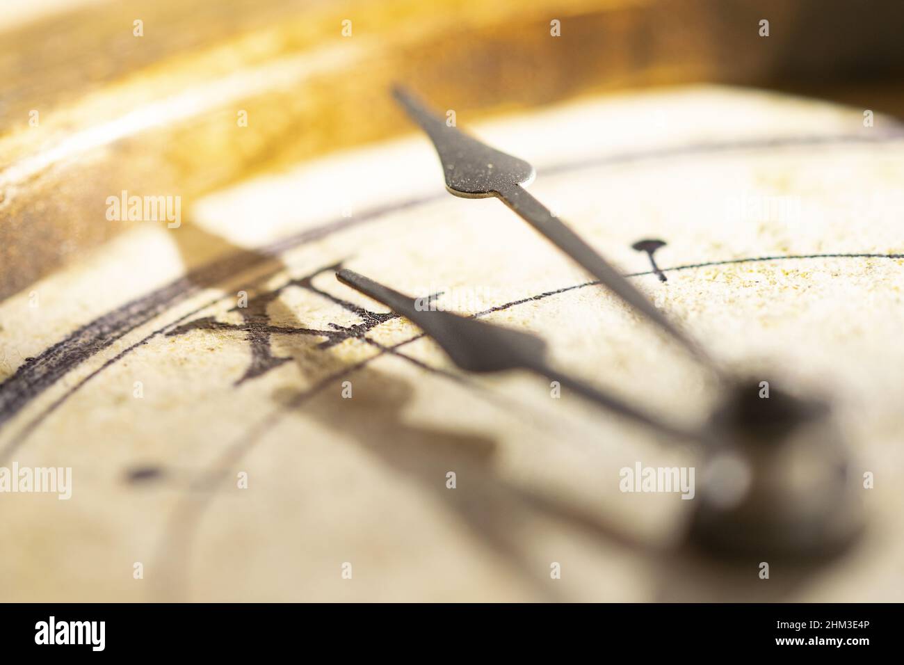 Zeitkonzept durch die Hände einer alten Uhr Stockfoto