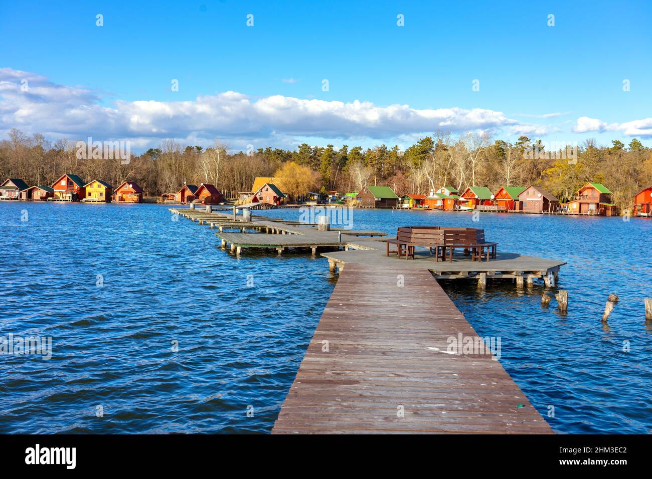 Derito zum See in Tata Ungarn mit niedlichen bunten Fischerhütten Stockfoto