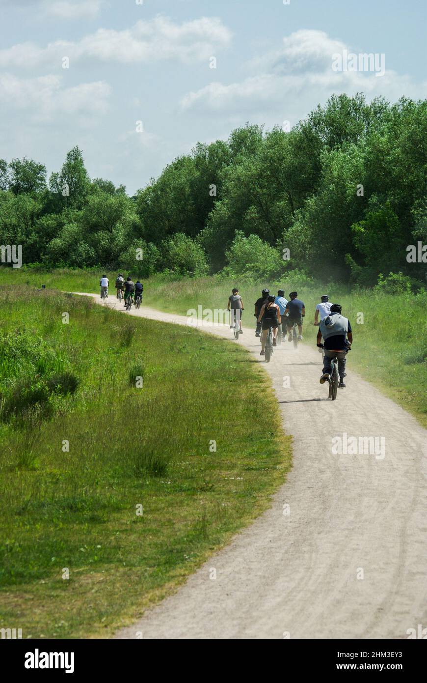 Mountainbiker radeln auf den Stanwick Lakes, einem Naturreservat und einer Attraktion auf dem Land, Northamptonshire, Großbritannien Stockfoto