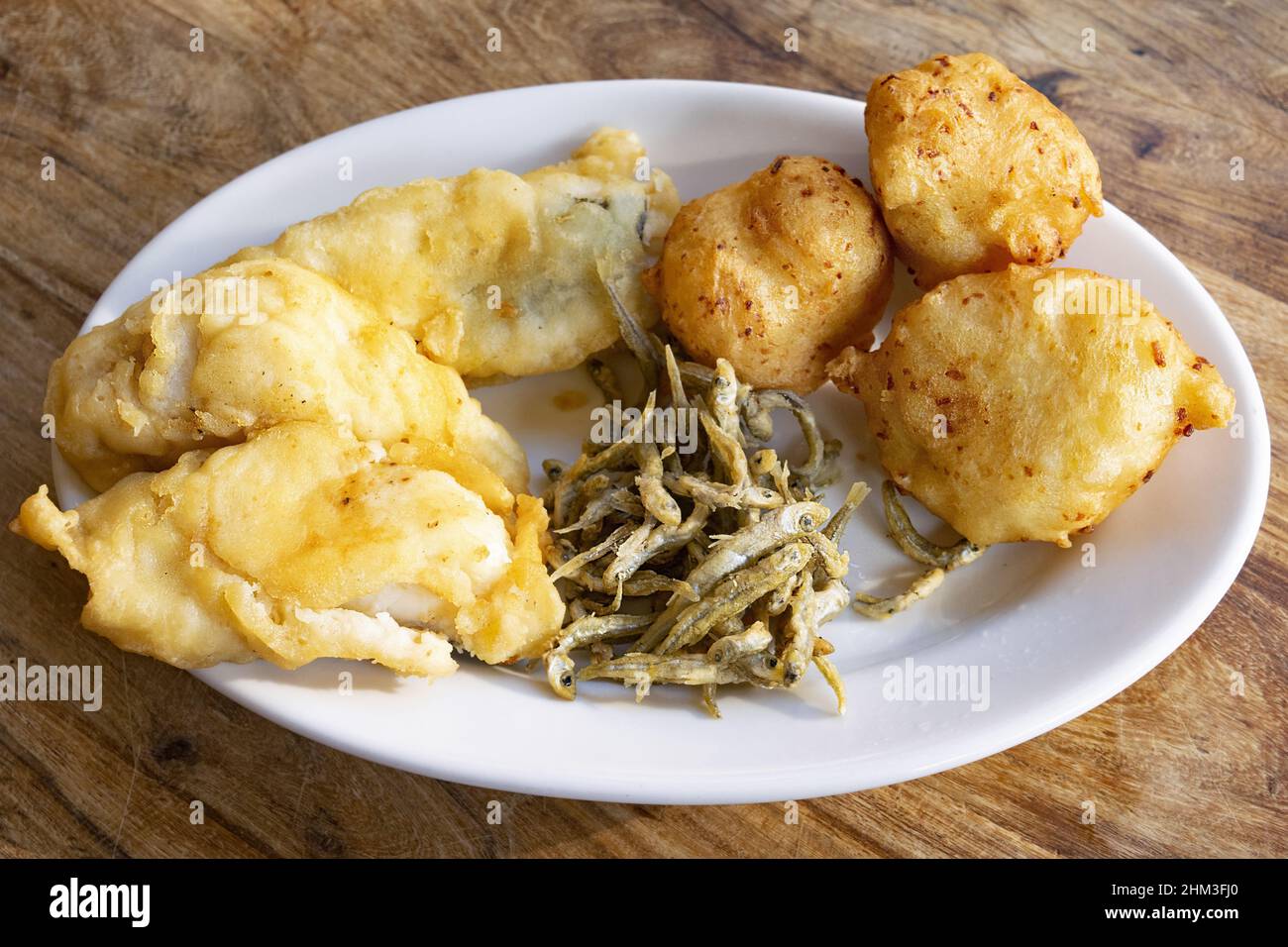 Gemischter frittierter Fisch mit zerschlackenem Salz, Kabeljau, Sardellen und Zeppole Stockfoto