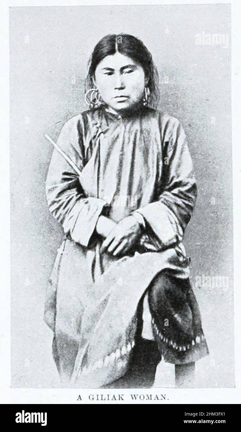 Eine Giliak-Frau, die Nivkh oder Gilyak (auch Nivkhs oder Gilyaks; Sind eine indigene ethnische Gruppe, die die nördliche Hälfte der Insel Sachalin und den unteren Amur-Fluss und die Küste auf dem angrenzenden russischen Festland und historisch möglicherweise Teile der Mandschurei bewohnt. Aus dem Buch „die lebenden Rassen der Menschheit“ Vol. 1 von Henry Neville Hutchinson, Herausgeber John Walter Gregory, Und Richard Lydekker, Herausgeber: London, Hutchinson & CO 1901 Stockfoto