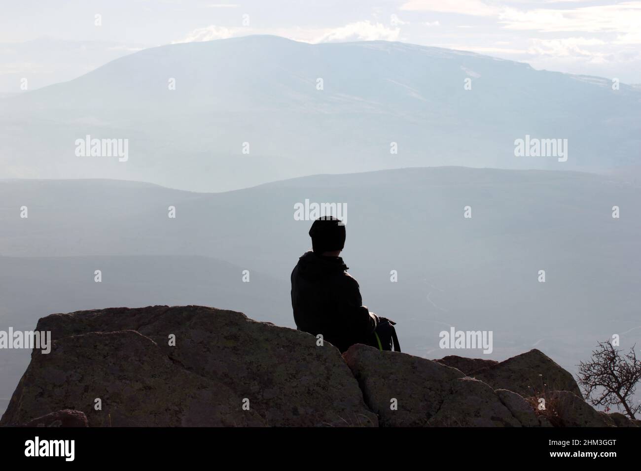 Die Natur auf dem Felsen beobachten Stockfoto