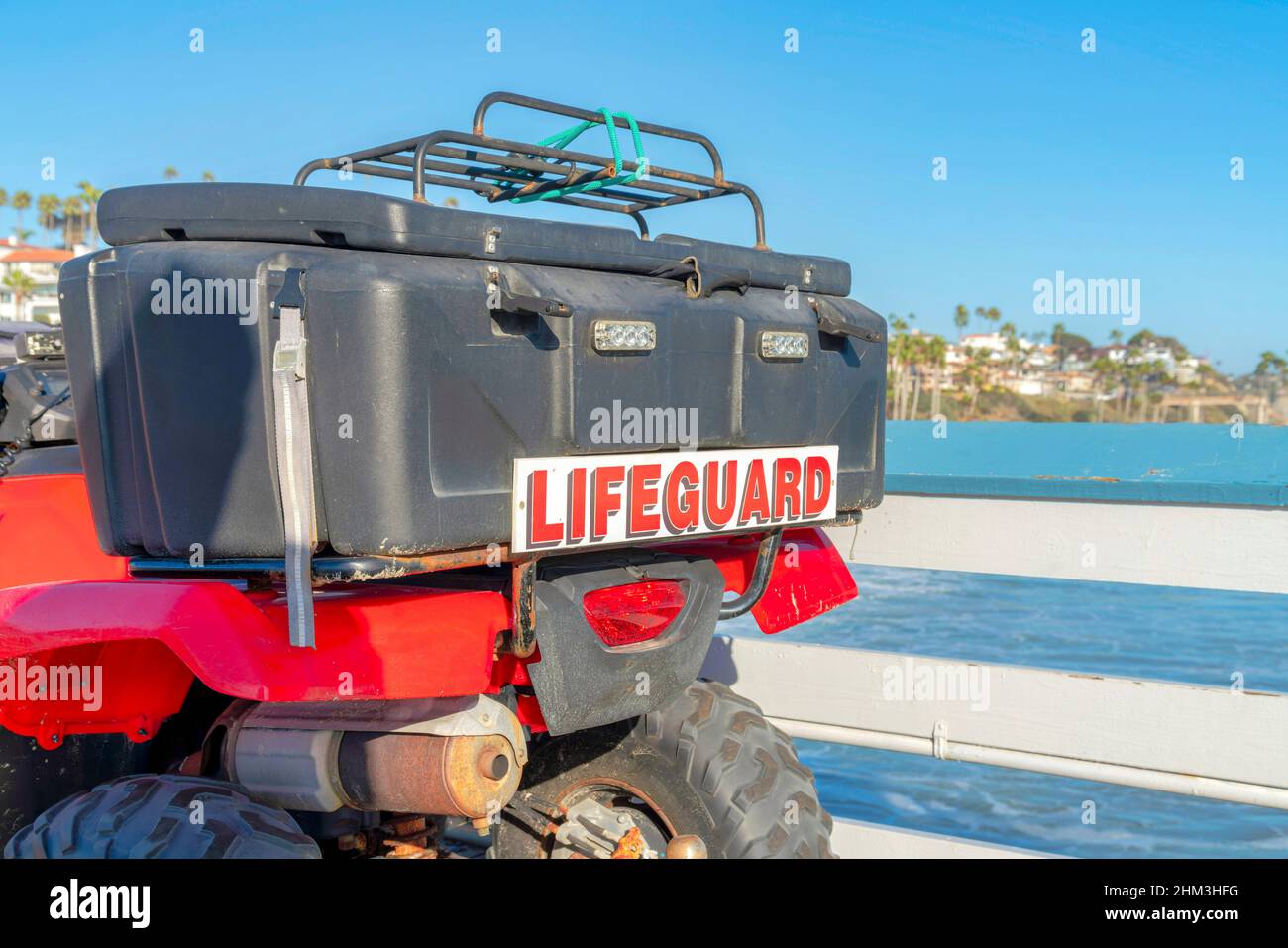 Box auf der Rückseite eines Rettungsschwimmerfahrrads in San Clemente, Kalifornien Stockfoto