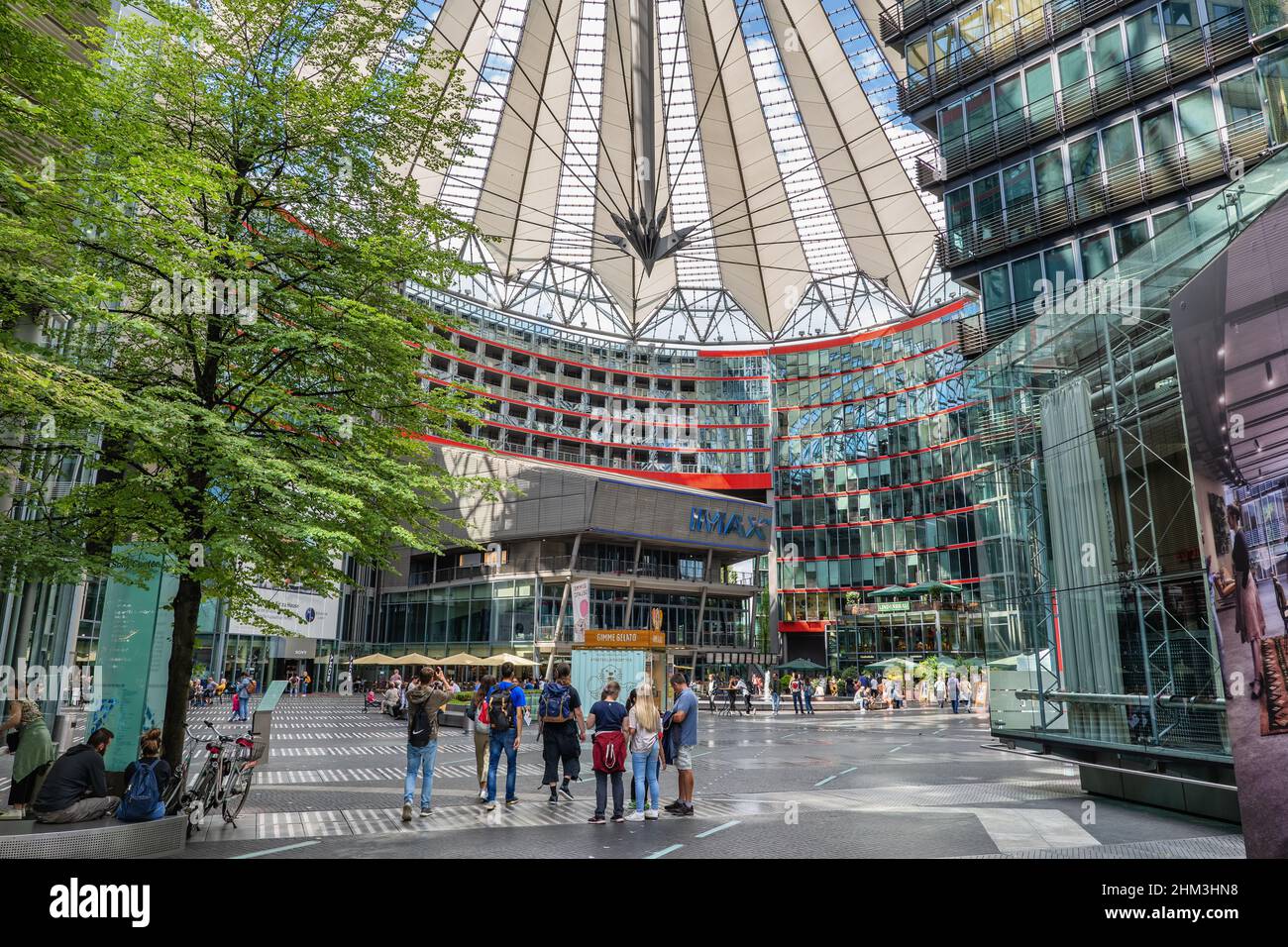 Berlin, Deutschland - 4. August 2021: Das Interieur des Sony Center-Komplexes am Potsdamer Platz, einem Wahrzeichen der Stadt. Stockfoto