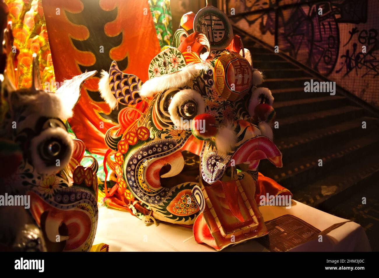 Nahaufnahme des farbenfrohen chinesischen Löwenkopfes Stockfoto