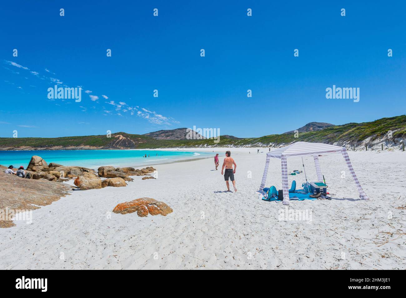 Menschen, die sich am Strand der berühmten Hellfire Bay, Cape Le Grand, in der Nähe von Esperance, Western Australia, WA, entspannen, Australien Stockfoto