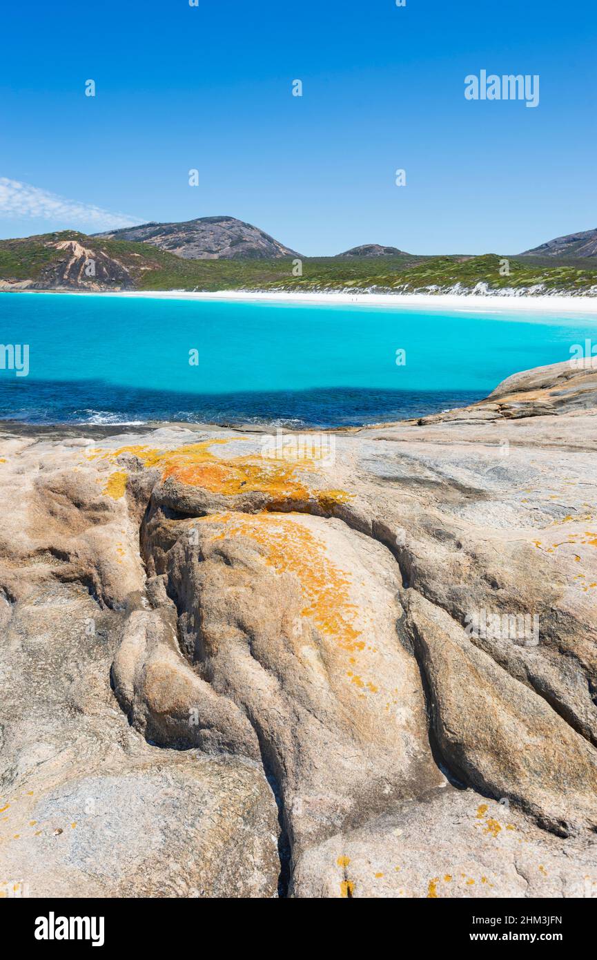 Vertikaler Panoramablick auf orangefarbene Felsen und türkisfarbenes Wasser an der berühmten Hellfire Bay, Cape Le Grand, in der Nähe von Esperance, Western Australia, WA, Australien Stockfoto