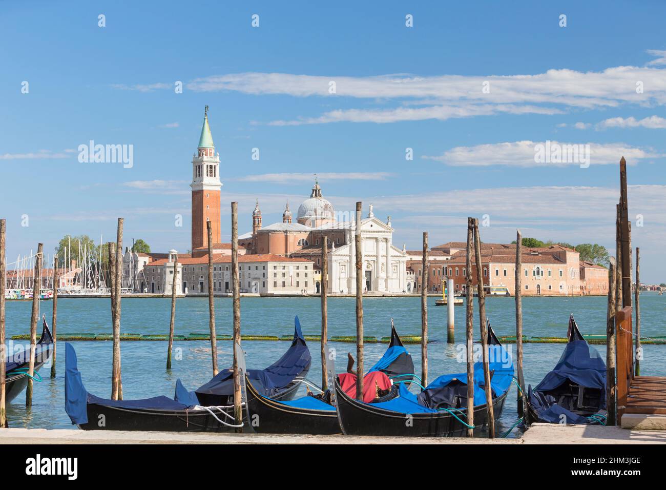 Gondeln und Kirche San Giorgio Maggiore, Venedig, Italien Stockfoto