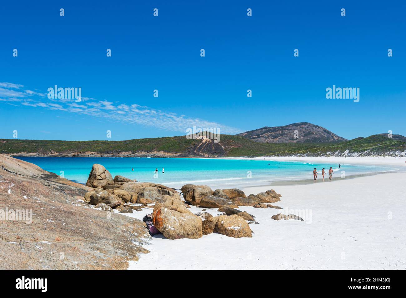 Menschen, die den Strand und seinen weißen Sand an der berühmten Hellfire Bay, Cape Le Grand, in der Nähe von Esperance, Western Australia, WA, genießen, Australien Stockfoto