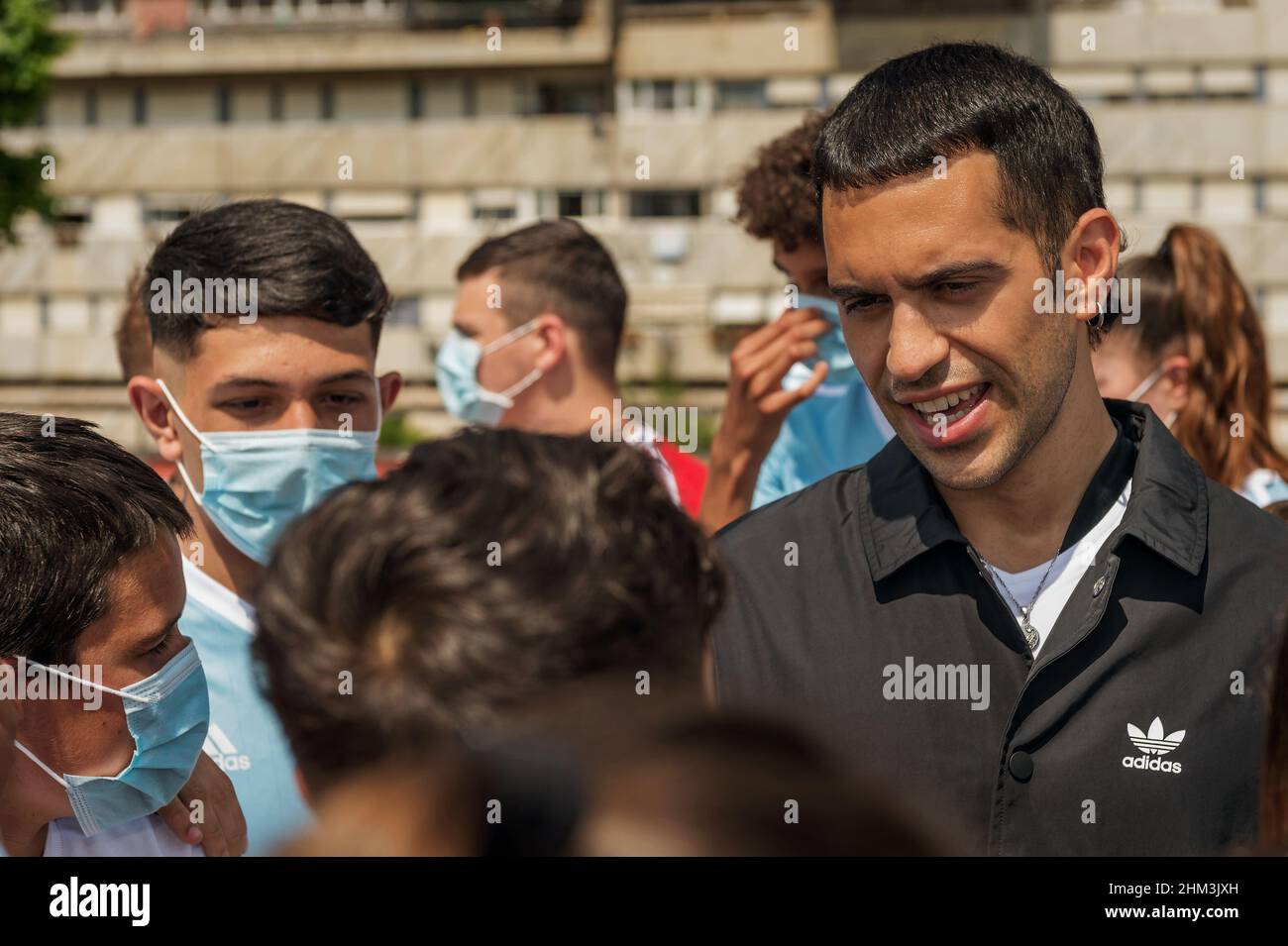 Der italienische Singer-Songwriter Mahmood, Gewinner des Sanremo Song Festivals, mit den Jungs von Calcio Sociale in Corviale, am Stadtrand von Rom, Italien. Stockfoto